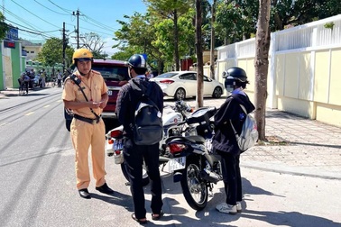 Cảnh sát bí mật ghi hình, xử phạt học sinh đi xe máy đến trường