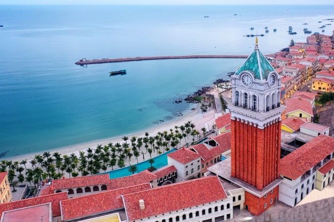 La Festa Phu Quoc, Curio Collection by Hilton hướng tầm nhìn ra bãi biển tuyệt đẹp và là nơi ngắm hoàng hôn đẹp nhất Phú Quốc