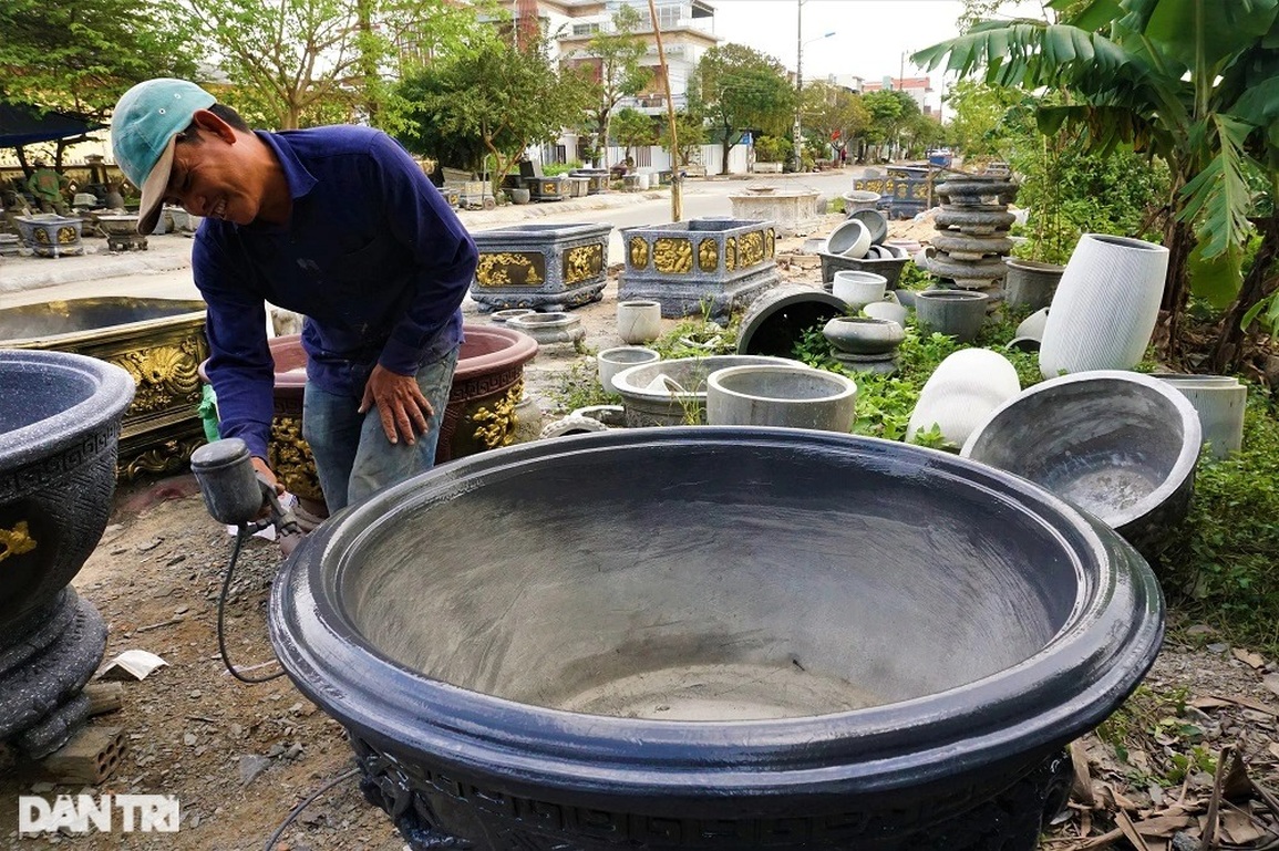 Gần Tết, thợ xoay chậu làm ngày, làm đêm không hết việc - 1 Gần Tết, thợ xoay chậu làm ngày, làm đêm không hết việc - 1