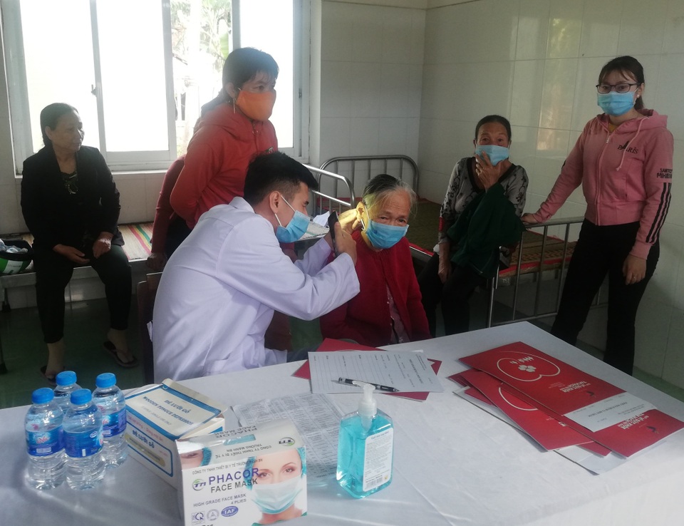 Khám, phát thuốc miễn phí và tặng quà cho 400 người già - 1 Khám, phát thuốc miễn phí và tặng quà cho 400 người già - 1