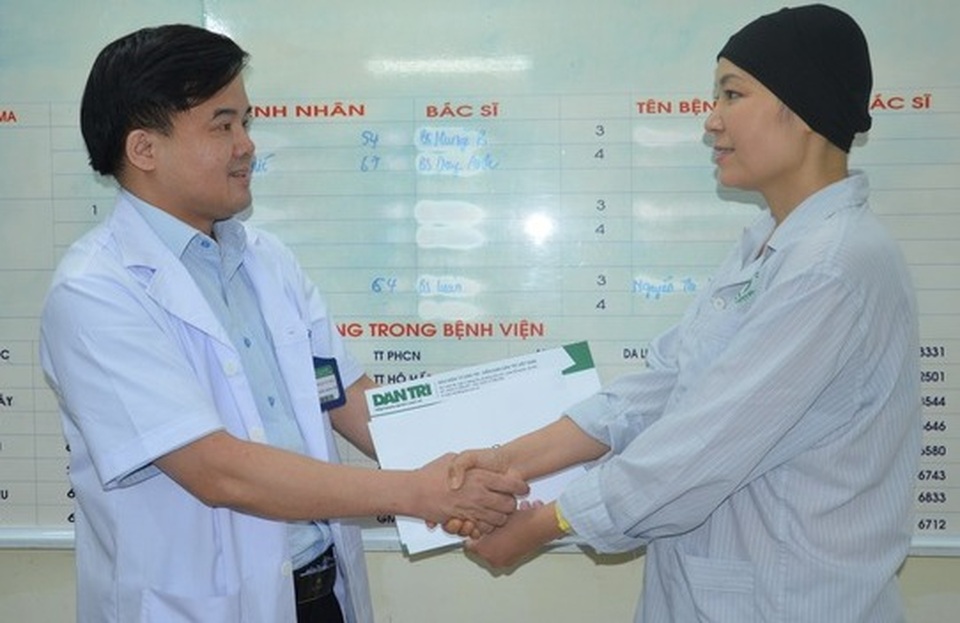 Bạn đọc giúp đỡ nữ điều dưỡng mắc ung thư gần 300 triệu đồng - 2