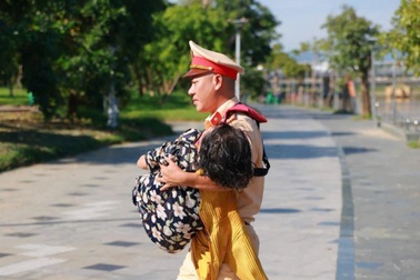 Thượng tá cảnh sát bơi ra sông Hương cứu người phụ nữ
