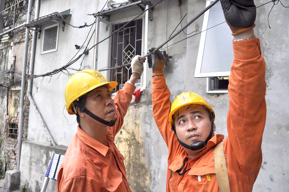 Biểu giá điện “sửa tới, sửa lui” vẫn bị chê đắt đỏ - 1 Biểu giá điện “sửa tới, sửa lui” vẫn bị chê đắt đỏ - 1