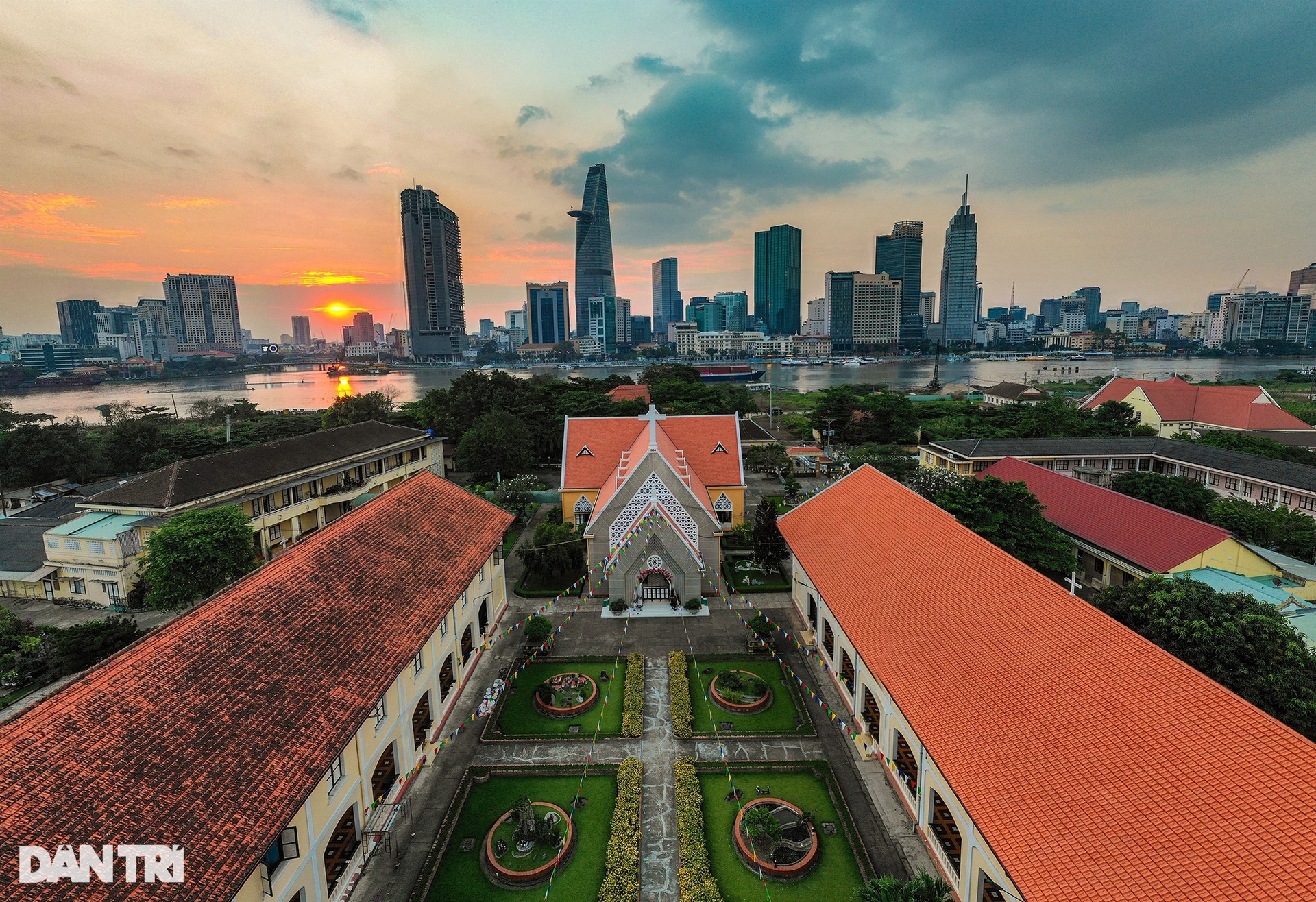Nhà thờ cổ kính hơn 150 tuổi tĩnh lặng giữa khu đô thị vàng Thủ Thiêm - 1 Nhà thờ cổ kính hơn 150 tuổi tĩnh lặng giữa khu đô thị vàng Thủ Thiêm - 1