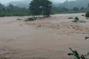 Nước lũ tràn về, bất ngờ cô lập 20 hộ dân