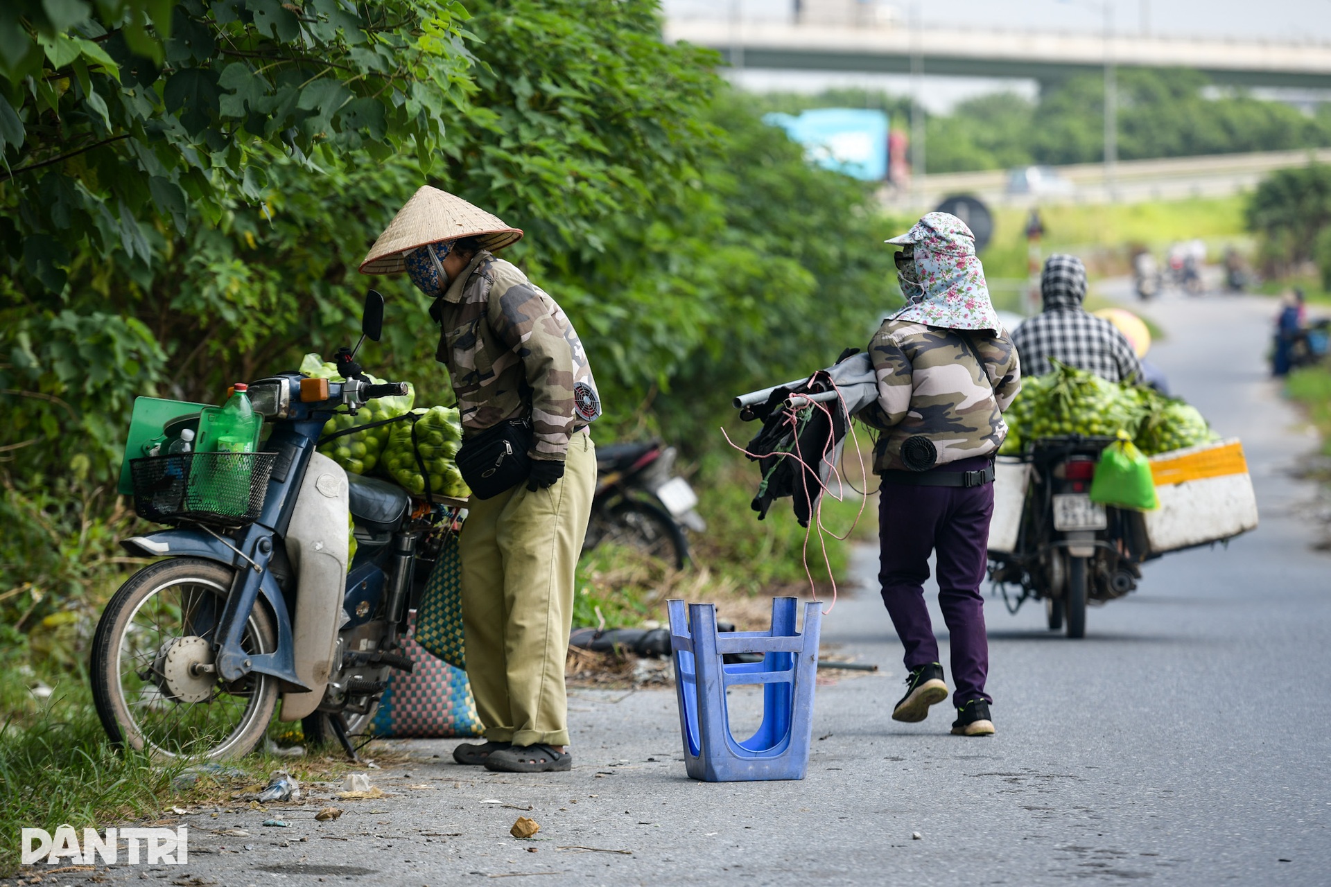 Người bán ổi dưới chân cầu Thanh Trì dọn hàng tháo chạy khi thấy công an - 6 Người bán ổi dưới chân cầu Thanh Trì dọn hàng tháo chạy khi thấy công an - 6