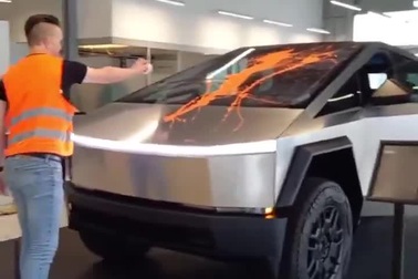 Người biểu tình hắt sơn lên Tesla Cybertruck