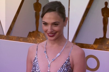 Gal Gadot xinh đẹp trên thảm đỏ Oscar
