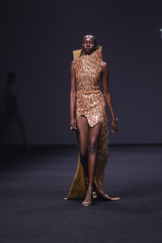 Hoàng Thùy dát hơn 100 lá vàng lên người, diễn vedette ở Thượng Hải - 10