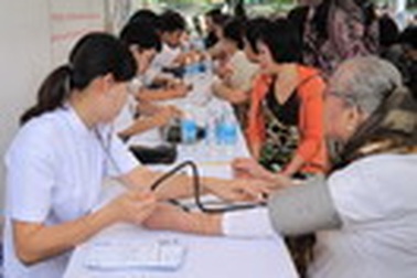 Khám sức khỏe cho 50.000 bậc cha mẹ