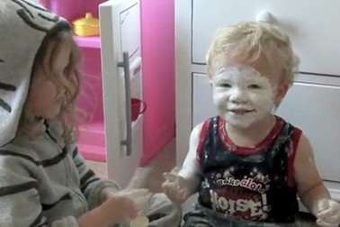 Ngộ nghĩnh chị bôi kem trắng xóa em trai để …chống nắng