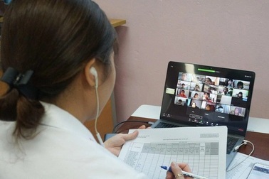 Khổ như giáo viên hội giảng trực tuyến mùa Covid