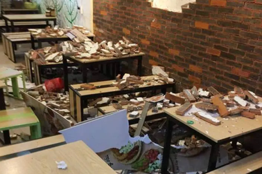 Sập tường quán ăn, 4 thực khách nhập viện