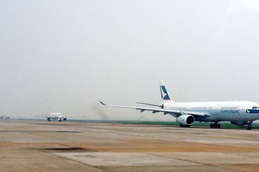 Đóng cửa đường băng Tân Sơn Nhất vì sét đánh