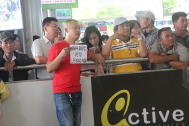 Việt kiều về quê ăn Tết, một người về mà 16 người đón, tiễn!