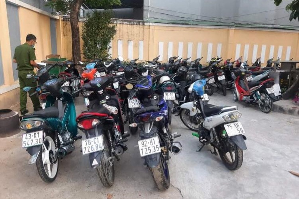 Hơn 40 quái xế tụ tập lạng lách trên đèo Hải Vân mừng lễ 30/4 - 1/5 - 1 Hơn 40 quái xế tụ tập lạng lách trên đèo Hải Vân mừng lễ 30/4 - 1/5 - 1