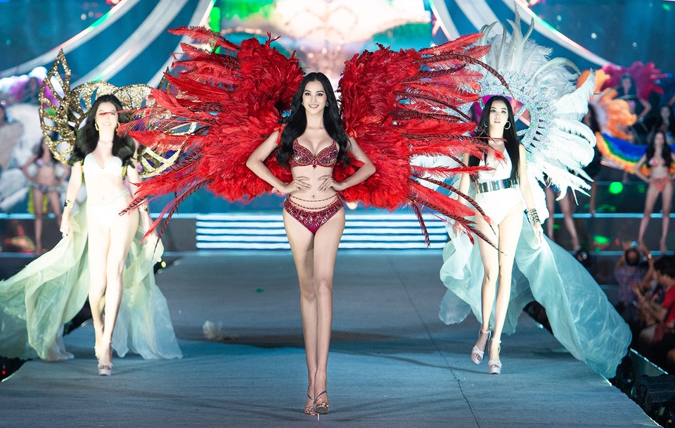 Trần Tiểu Vy, Phương Nga và Thúy An cùng Top 35 trình diễn bikini nóng bỏng - 1 Trần Tiểu Vy, Phương Nga và Thúy An cùng Top 35 trình diễn bikini nóng bỏng - 1