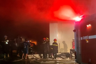 Bắt tạm giam người đàn ông đốt nhà khiến mẹ và 2 em gái bị thương