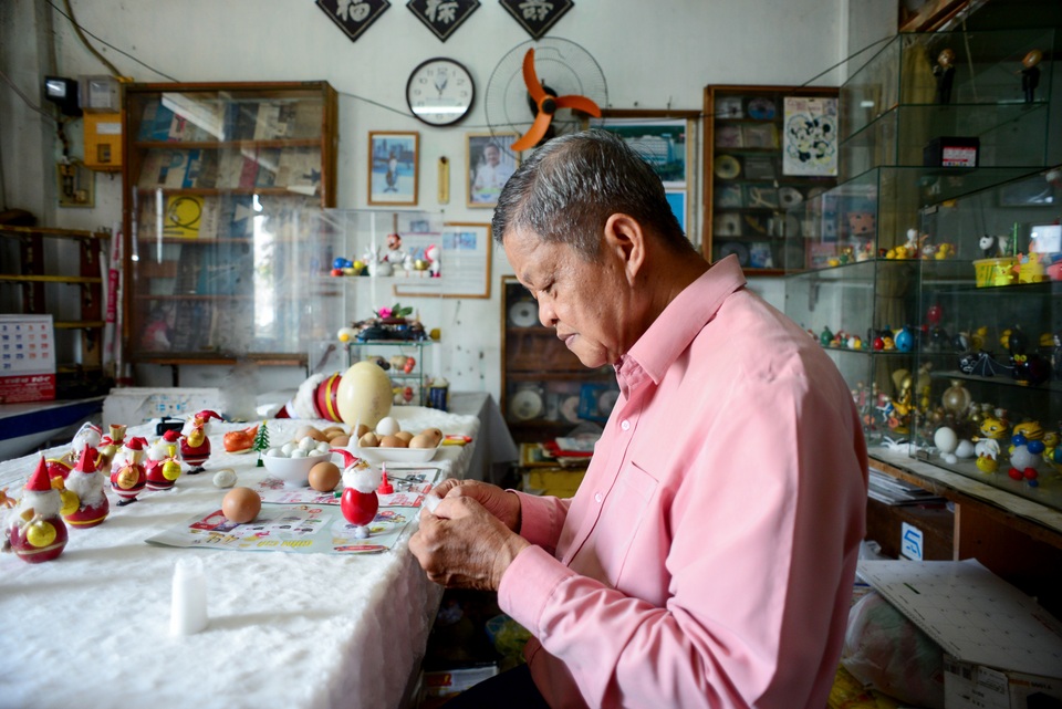 Biến vỏ trứng thành ông già Noel.jpg Biến vỏ trứng thành ông già Noel.jpg