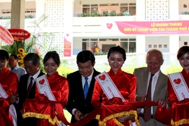 Chủ tịch nước cắt băng khánh thành Khu kỹ thuật Viện tim