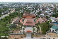 Ngôi chùa có kiến trúc độc đáo và ngôi mộ cổ không rõ lai lịch