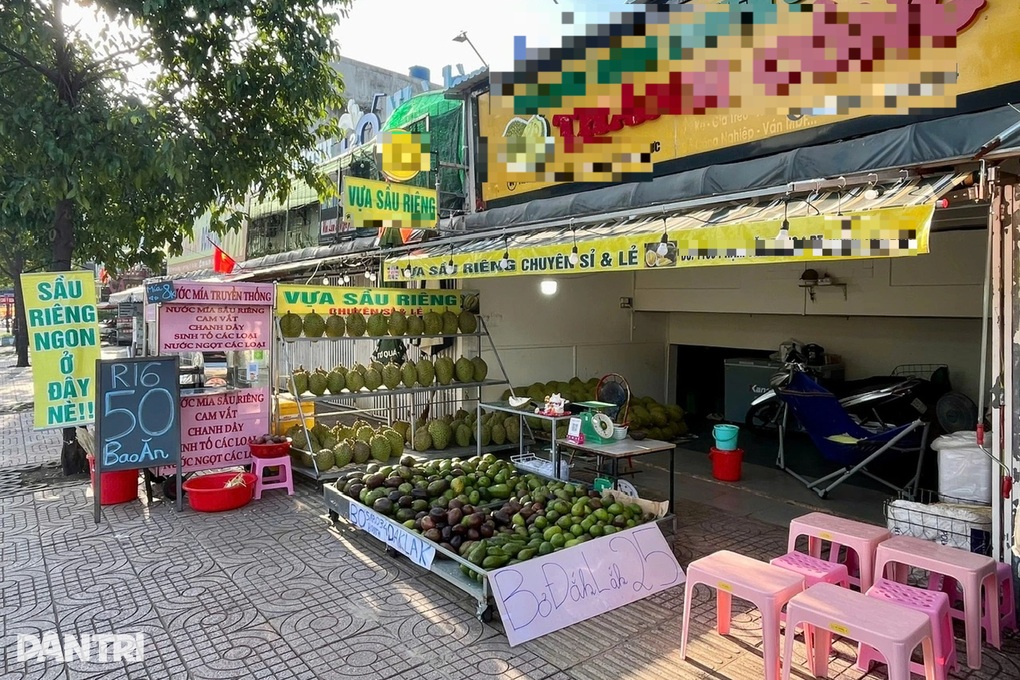 Hai người trùm áo mưa vào cửa hàng ở TPHCM trộm 10 trái sầu riêng - 1 Hai người trùm áo mưa vào cửa hàng ở TPHCM trộm 10 trái sầu riêng - 1