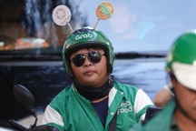 Vắt kiệt sức thu nhập vẫn giảm 50%, tài xế xe ôm công nghệ xin làm bảo vệ