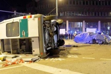 BMW 7-Series tông lật xe Mercedes Sprinter của cảnh sát