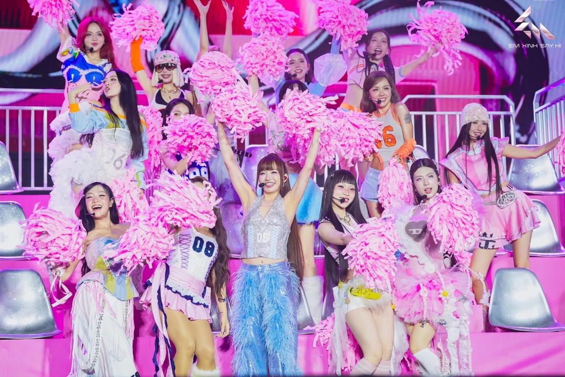 Đêm nhạc "Em xinh": Bích Phương xấu hổ đỏ mặt, Negav không xuất hiện