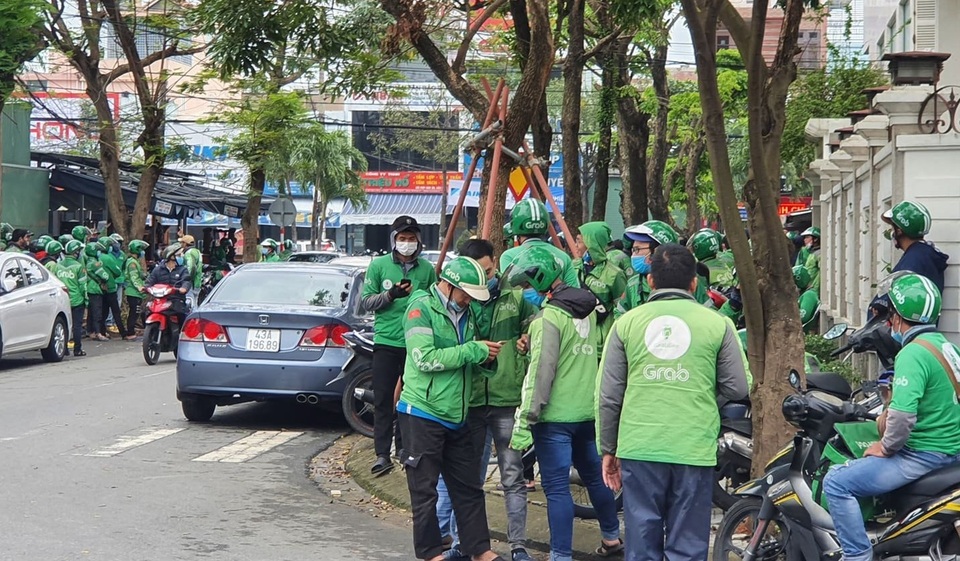 Đà Nẵng: Hàng trăm tài xế Grab vây trụ sở phản đối tăng chiết khấu - 1 Đà Nẵng: Hàng trăm tài xế Grab vây trụ sở phản đối tăng chiết khấu - 1
