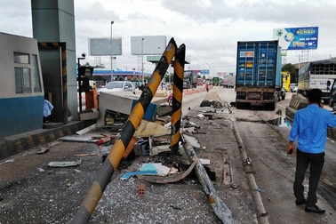 Xe đầu kéo tông sập cabin thu phí đường cao tốc TPHCM - Trung Lương