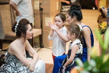 Cặp song sinh của Hồng Nhung khiến Á hậu Thuỵ Vân mê tít