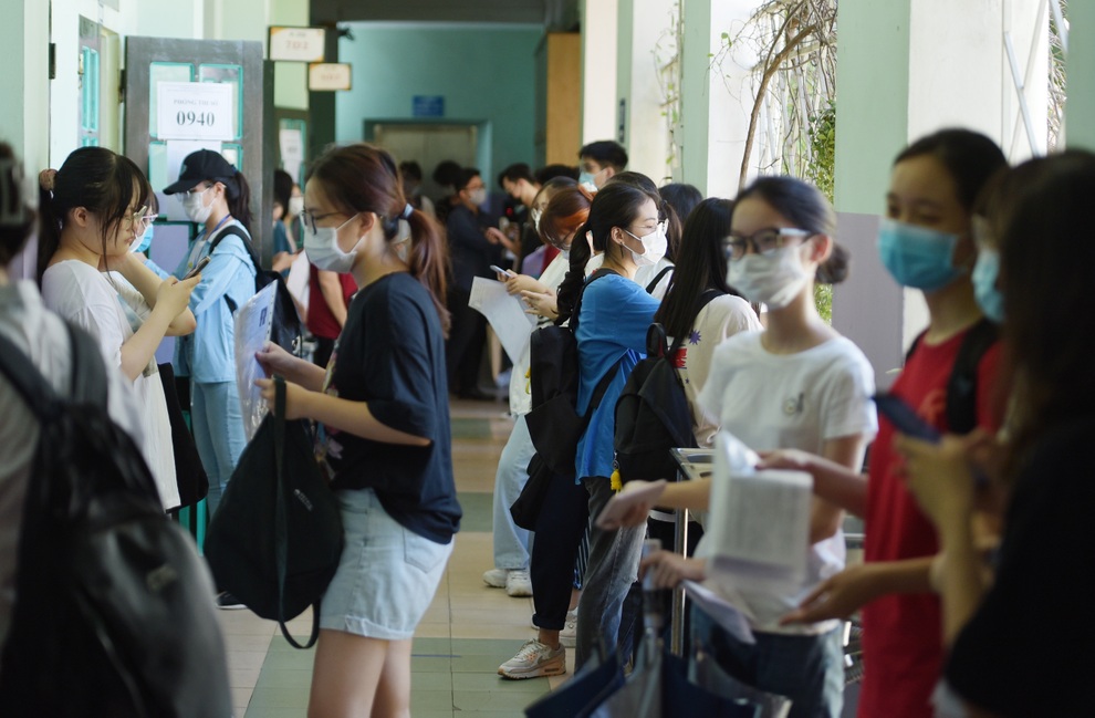 Thí sinh đội mũ len khiến thân nhiệt cao 38,2 độ C, phải đến phòng cách ly - 8 Thí sinh đội mũ len khiến thân nhiệt cao 38,2 độ C, phải đến phòng cách ly - 8