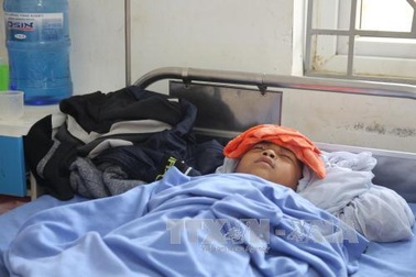 Cháu bé 7 tuổi dập nát tay do nổ pin điện thoại