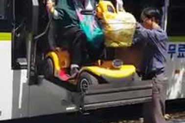 Xe buýt chuyên dụng dành cho người già và khuyết tật ở Hàn Quốc