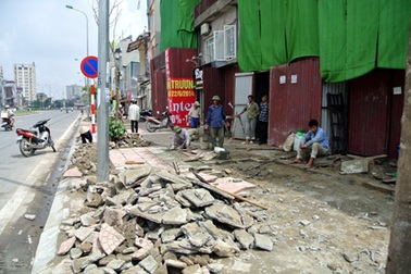 Hà Nội: Xới vỉa hè tuyến đường “đắt nhất hành tinh” lên làm lại