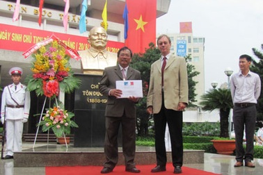 Tiếp nhận nhiều tư liệu quý về cuộc đời Bác Tôn