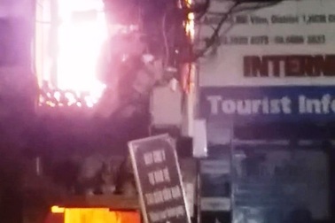 Cháy lớn ở phố Tây, hàng trăm người hoảng loạn