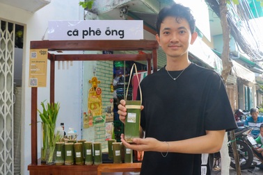 Bán 250 ống tre/ngày, ông chủ gây sốt với thứ thức uống đặc biệt