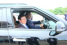 Chủ tịch nước Tô Lâm lái xe điện chở Tổng Bí thư, Chủ tịch nước Lào