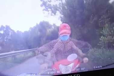 Vượt ẩu khi khuất tầm nhìn, xe máy đâm trực diện ô tô