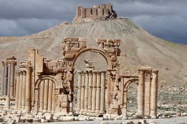 IS trói tù nhân vào cột đá rồi hành quyết