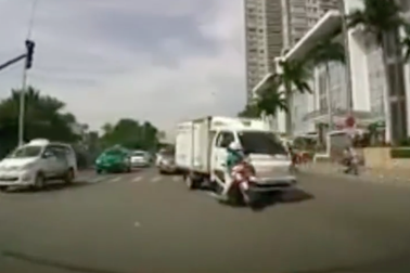 Bịt kín mặt ra đường - Coi chừng tai nạn