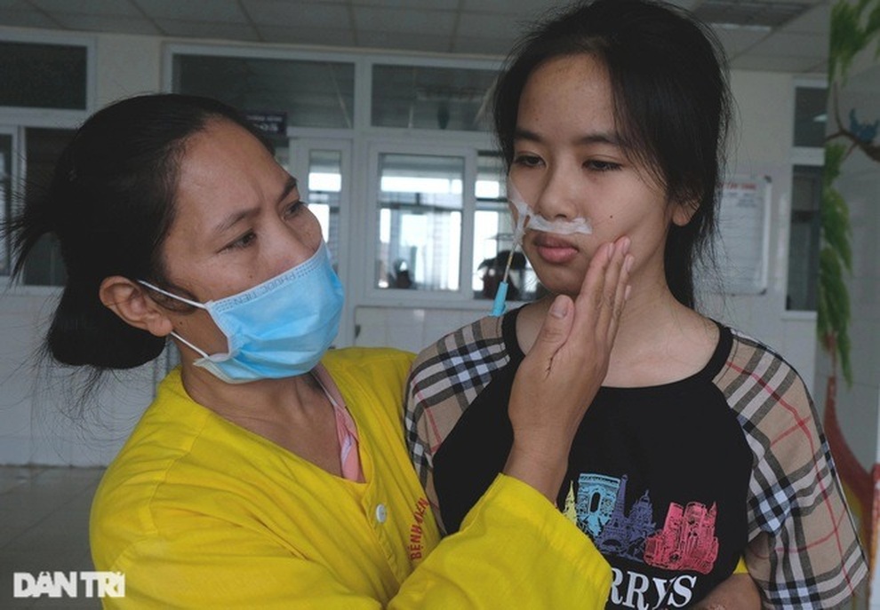 Nhờ tiền bạn đọc Dân trí giúp đỡ, nữ sinh viêm não đã được cứu sống - 1 Nhờ tiền bạn đọc Dân trí giúp đỡ, nữ sinh viêm não đã được cứu sống - 1