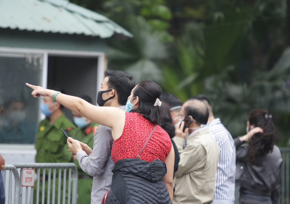 Hà Nội: Người thân tấp nập tiếp tế đồ vào khu cách ly Pháp Vân - Tứ Hiệp - 4 Hà Nội: Người thân tấp nập tiếp tế đồ vào khu cách ly Pháp Vân - Tứ Hiệp - 4