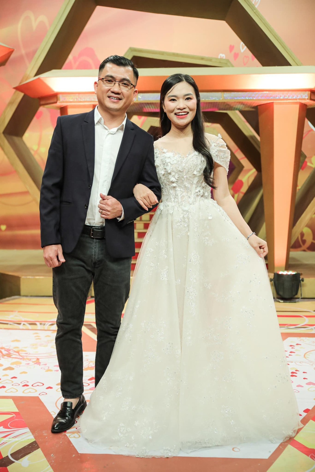 Chuyện tình cọc đi tìm trâu của nữ ca sĩ lên mạng tìm chồng vì ế - 1 Chuyện tình cọc đi tìm trâu của nữ ca sĩ lên mạng tìm chồng vì ế - 1