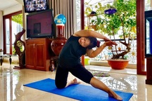 Chồng trổ tài "cây kéo vàng" mùa dịch, vợ... trùm mũ đi làm