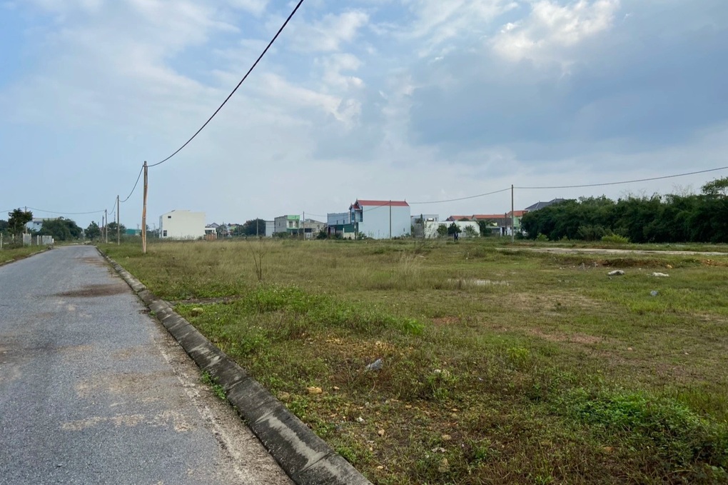 Tạm dừng đấu giá đất tại Đồng Hới vì người tham gia trả cao bất thường - 2 Tạm dừng đấu giá đất tại Đồng Hới vì người tham gia trả cao bất thường - 2