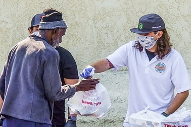 Con trai Michael Jackson phát đồ ăn cho người nghèo