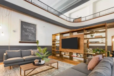 Chi 2,3 tỷ đồng mua nhà hoang, nhóm bạn ở Mỹ cải tạo cho thuê kiếm bộn tiền